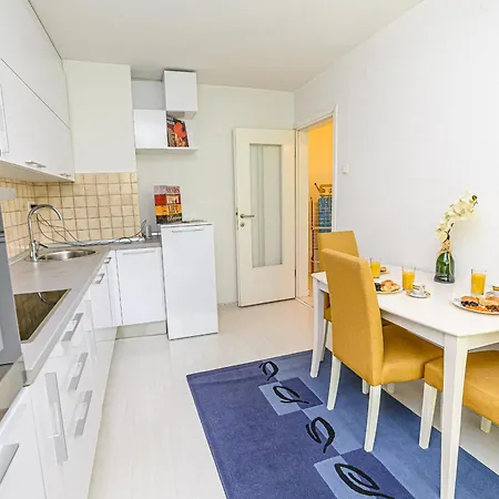 Beautiful Cozy Close To Center *